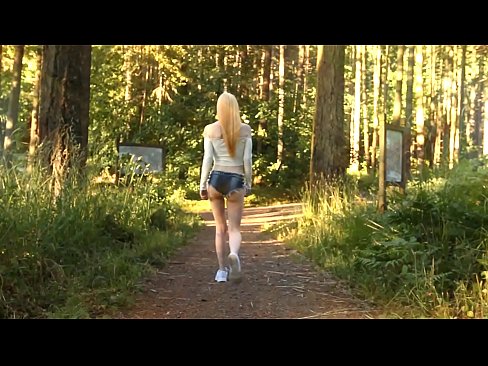 ❤️ Schöne Frau bewegt sich langsam, nicht nackt Video ☑ Sex bei de.sex00.top ❌️❤