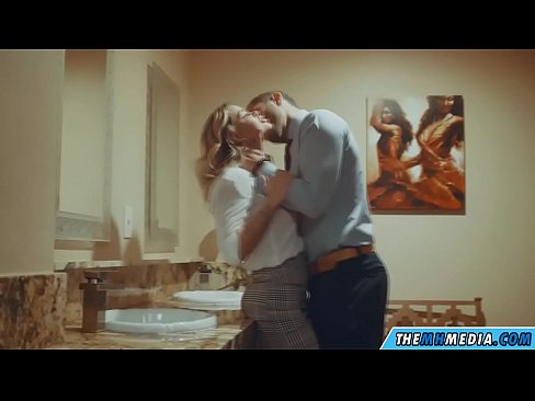 ❤️ Wenn eine vollbusige Blondine dich in einer öffentlichen Toilette verführt ☑ Sex bei de.sex00.top ❌️❤